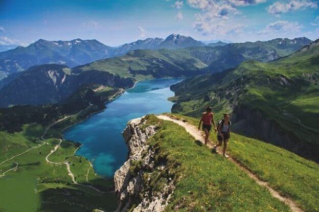Randonneur en montagne au dessus d'un lac.