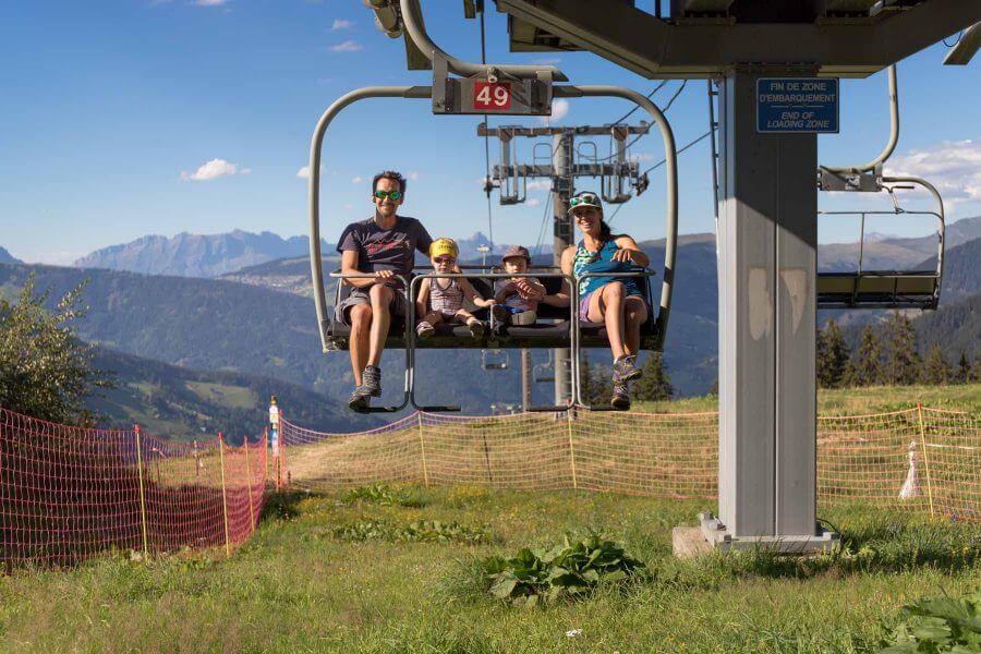 Famille sur un télésiège