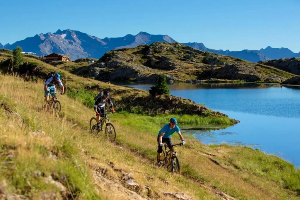 VVTistes au bord d'un lac de montagne