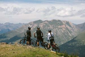 3 VTTistes en haut d'une montagne