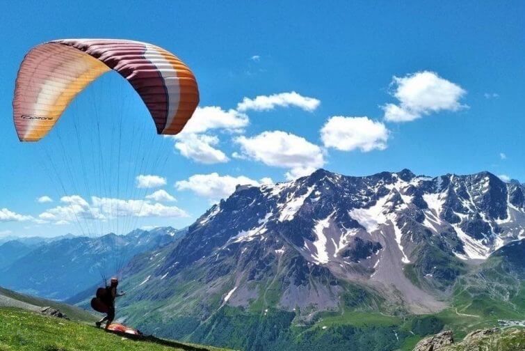 Parapente en montagne.
