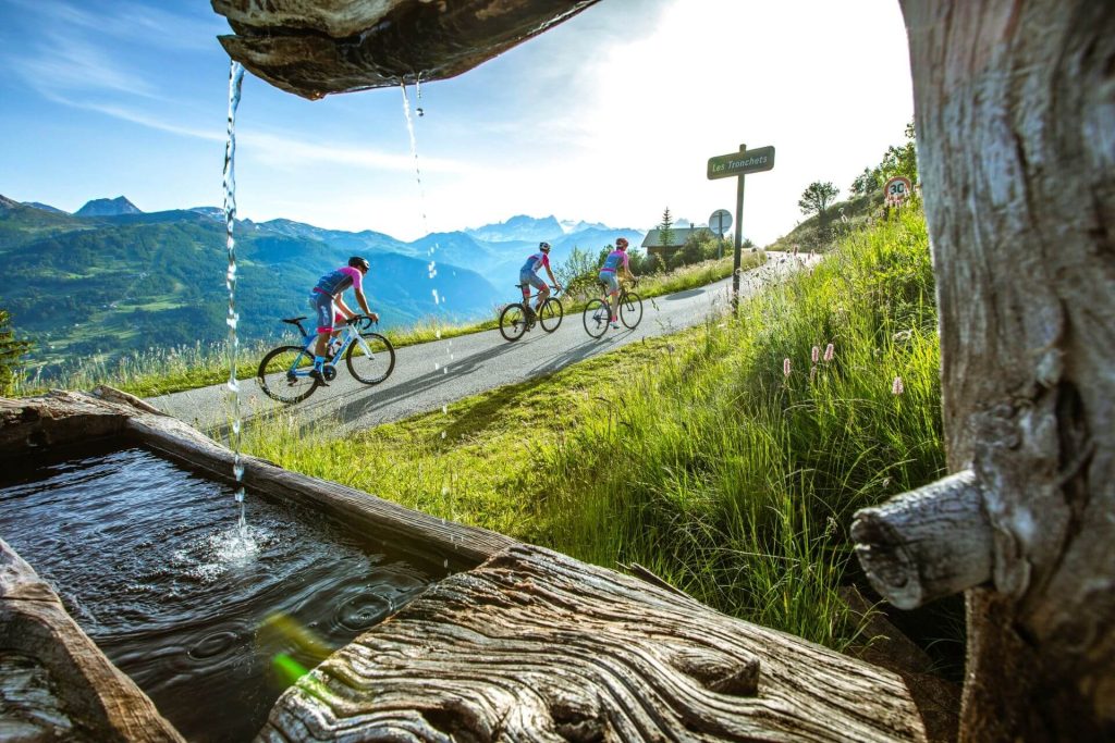 Vélo de route en montée d'un col